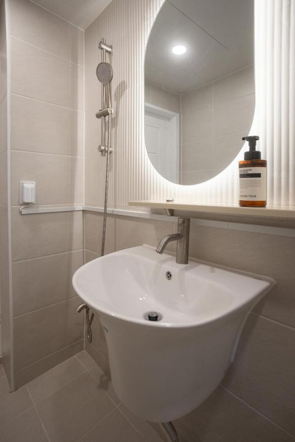 Near Hongik University Station and Mangwon Market Spacious living room and special tea room - 5