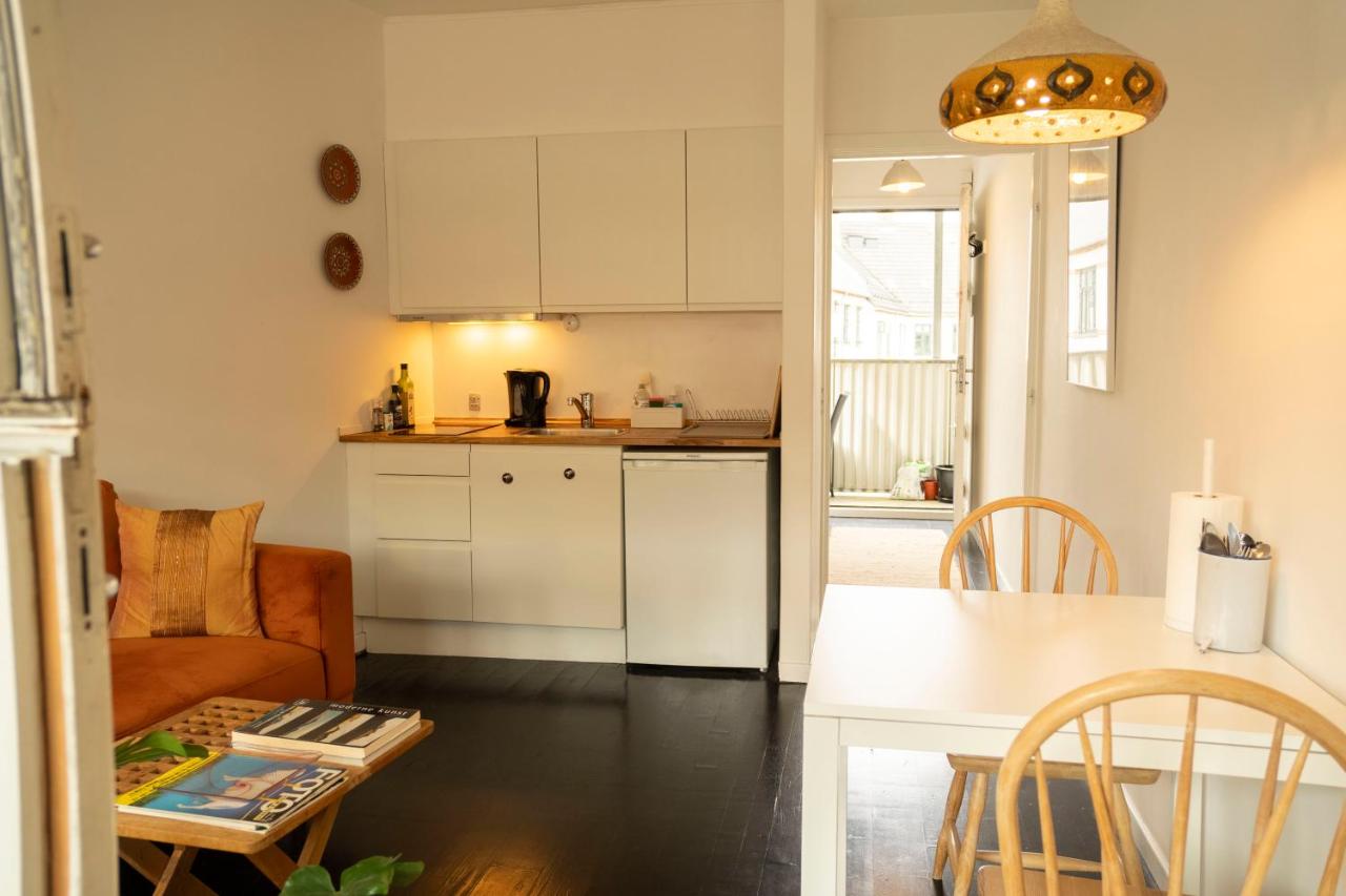 Central Spacious Studio Apt I 5 Minutes to Metro - 4