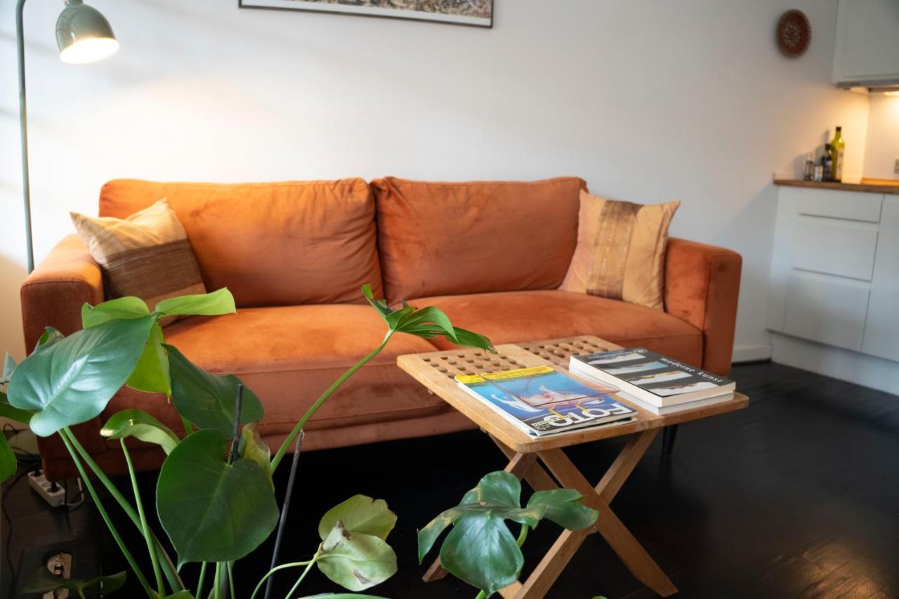 Central Spacious Studio Apt I 5 Minutes to Metro - 2