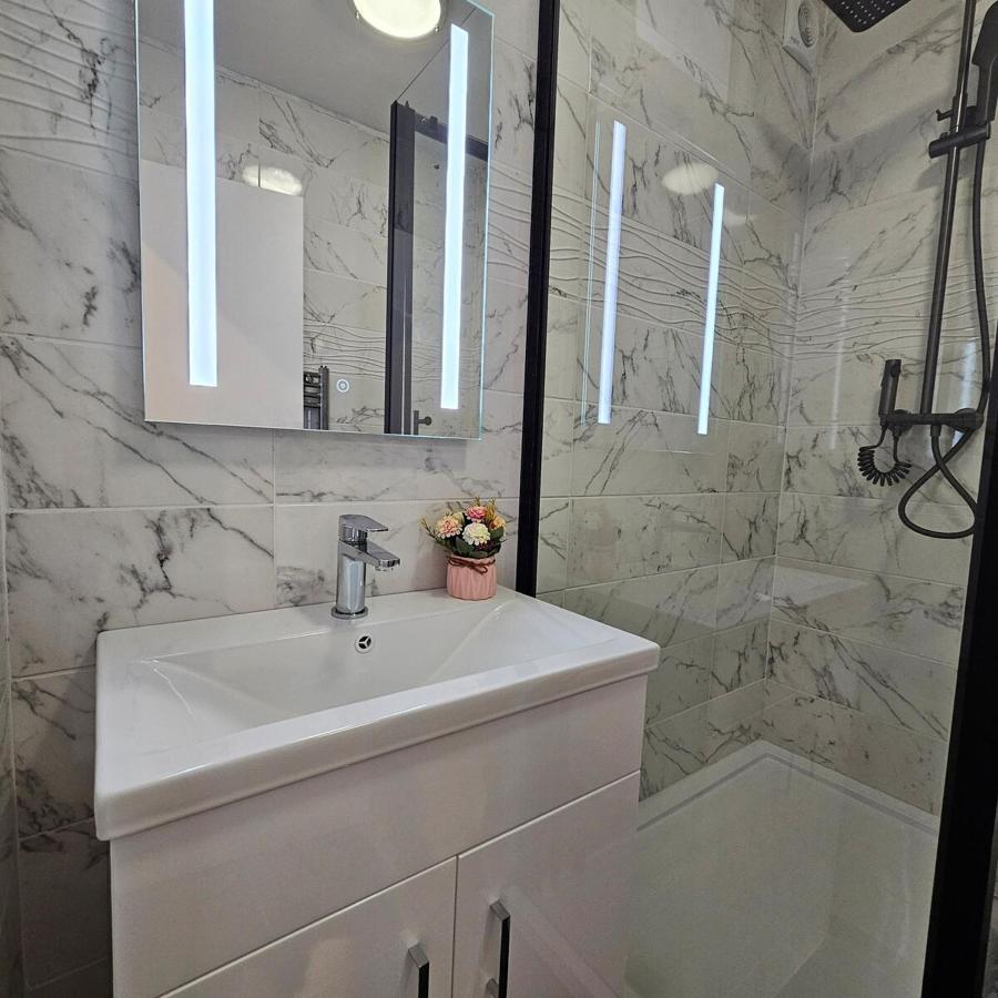 Stylish and Amazing Suite with Private Bathroom! - 3