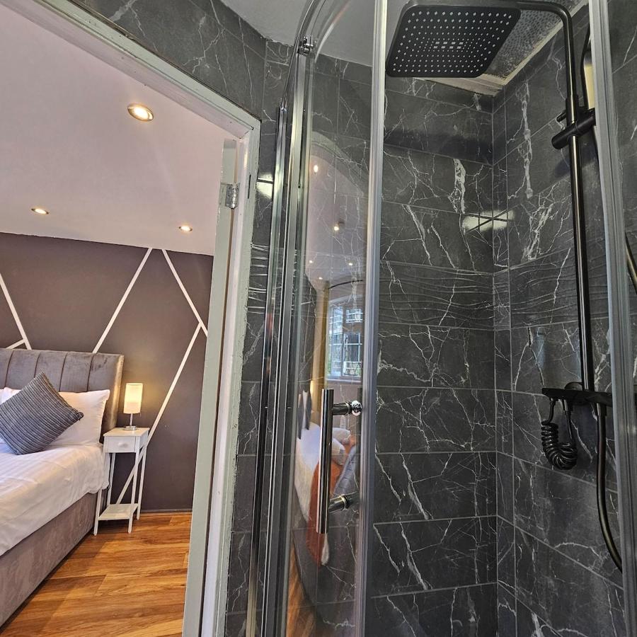 L3 Stylish and Central Room private Bathroom, Smart TV - 3