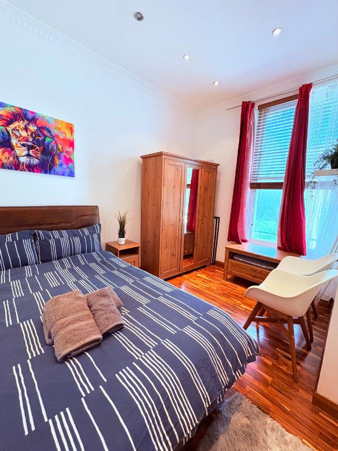 Superb affordable and very well located 3 bed flat for 6 people in Chelsea Zone 1 - 2