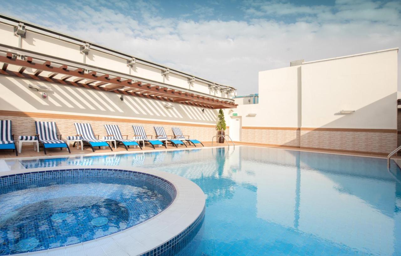 Rooftop swimming pool: Golden Tulip Downtown Abu Dhabi