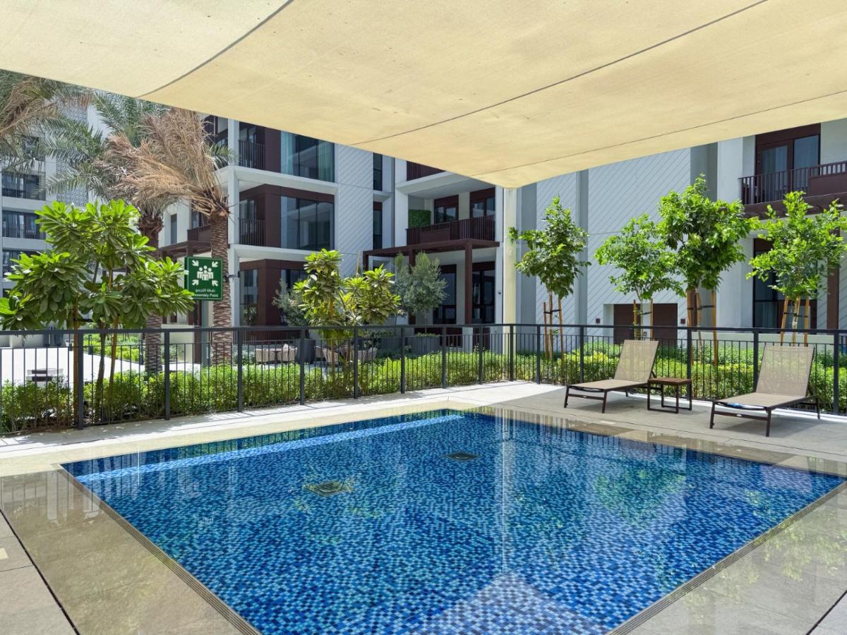 Radiant Luxe Retreat 1BR w Sofa Bed-Sleeps 4- in Lotus 3 - 4