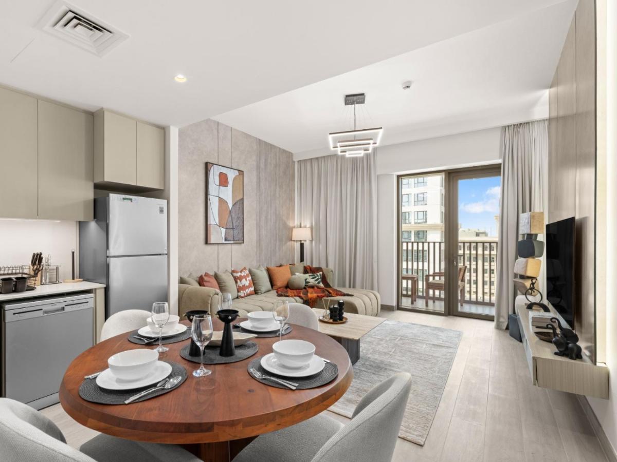 Radiant Luxe Retreat 1BR w Sofa Bed-Sleeps 4- in Lotus 3 - 5