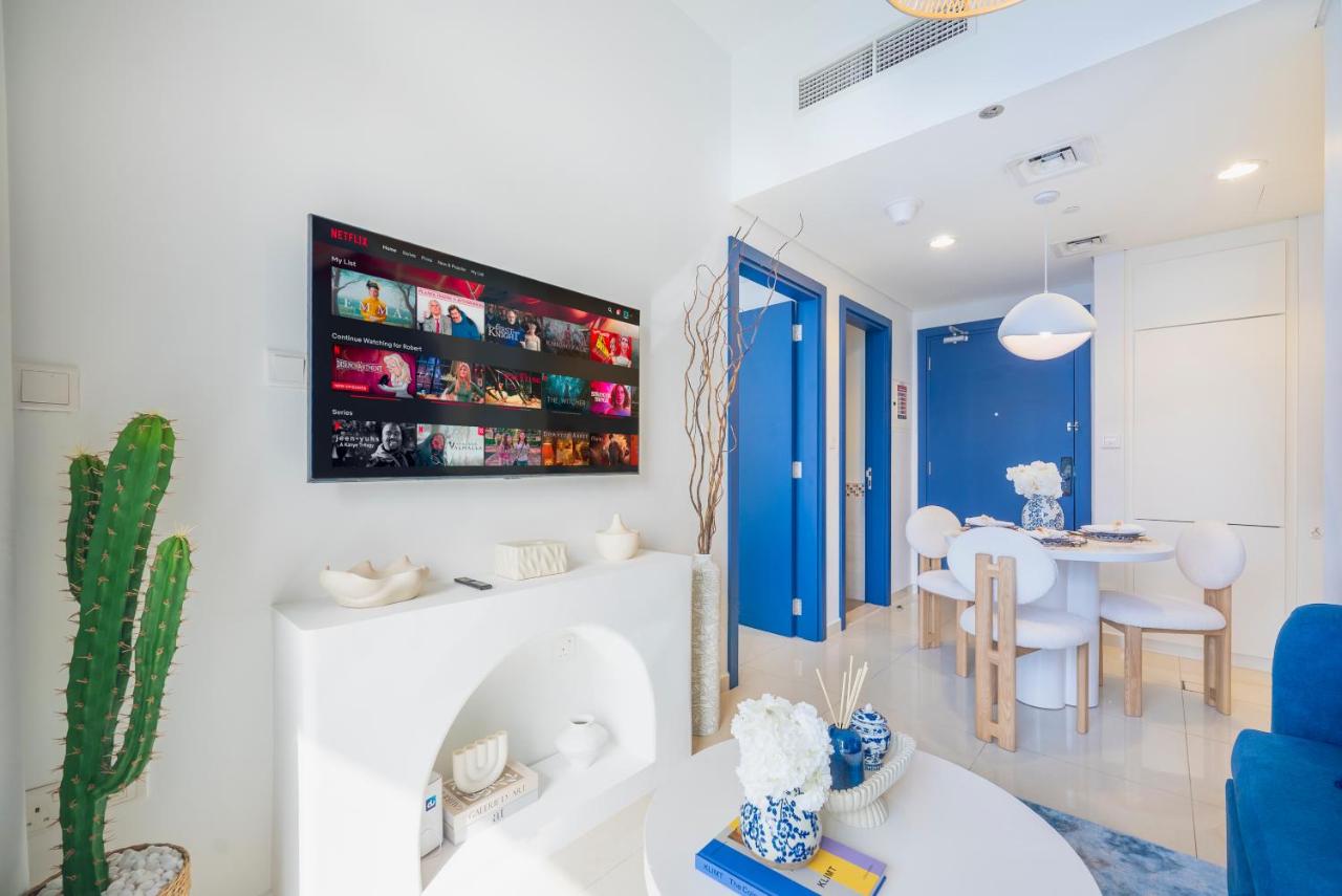 Luxury Apartment with Balcony & Full Burj Khalifa View by Dejaview Stays - 3