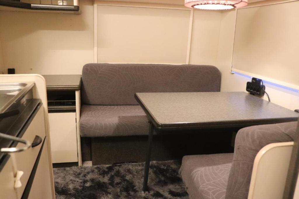 Full Service Caravan 1 - 3