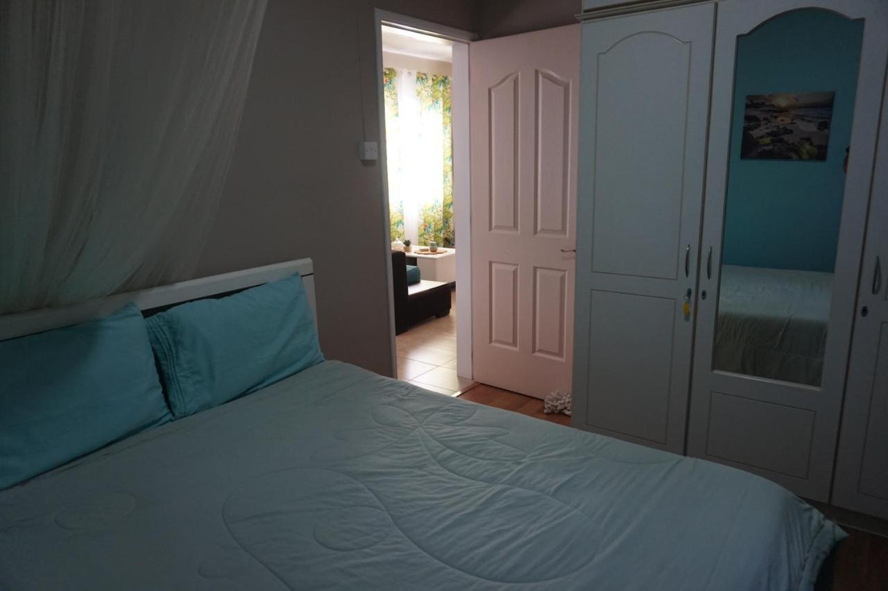 Captains Quarters Poolside Villa - 4