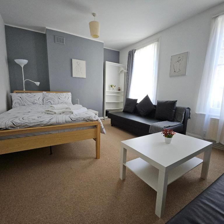 Modern Family Room for 6 in Central London