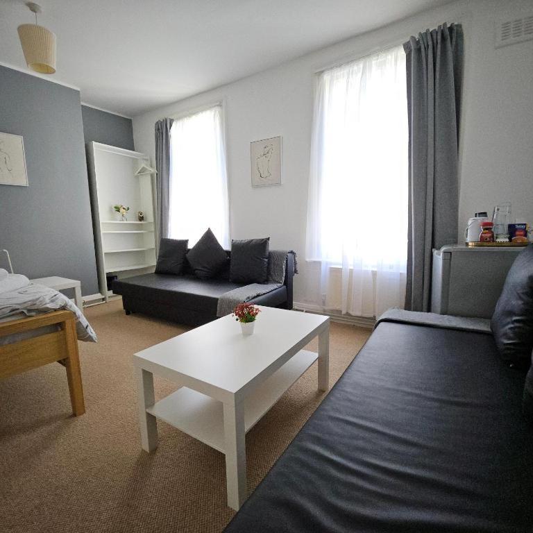 Modern Family Room for 6 in Central London - 5