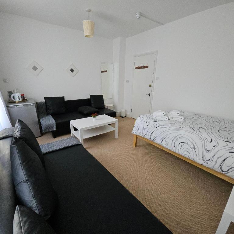 Modern Family Room for 6 in Central London - 4