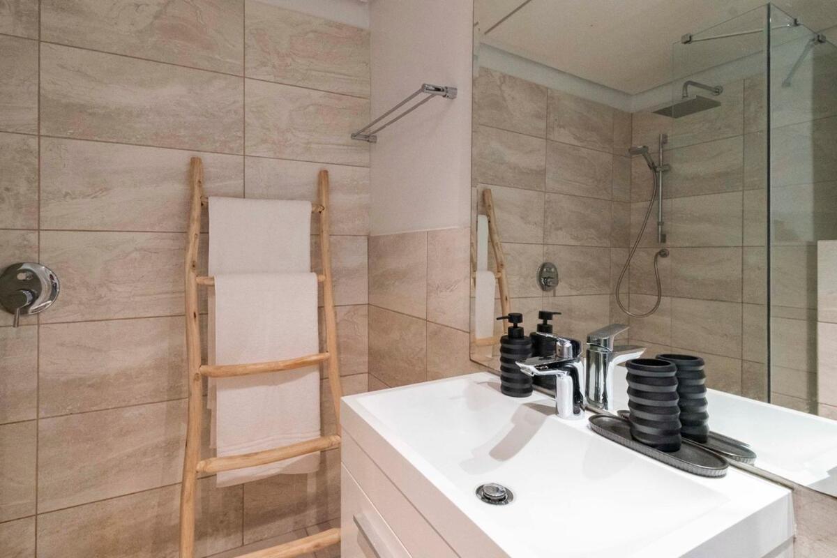 Upscale 1BR with Large Balcony in Trendy De Waterkant - 3