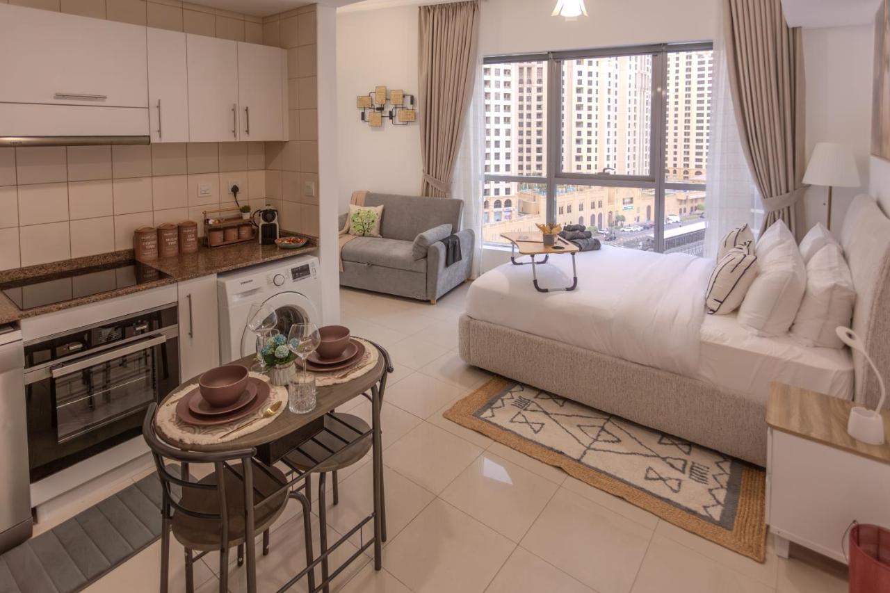 Stylish Studio Apartment with a Balcony Offering Sophistication, Spectacular Views & Beachside Living! - 5