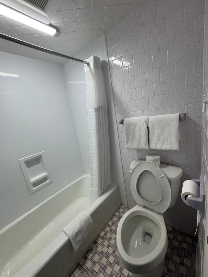 Budget Inn — photo 16