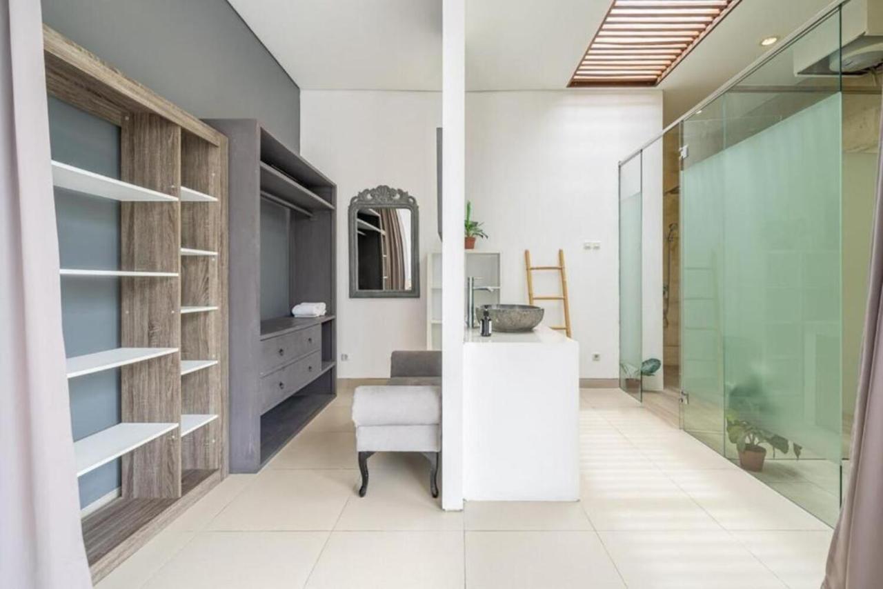 Modern Tropical 2BR Villa in Seminyak Kuta with Pool & Garden - 3