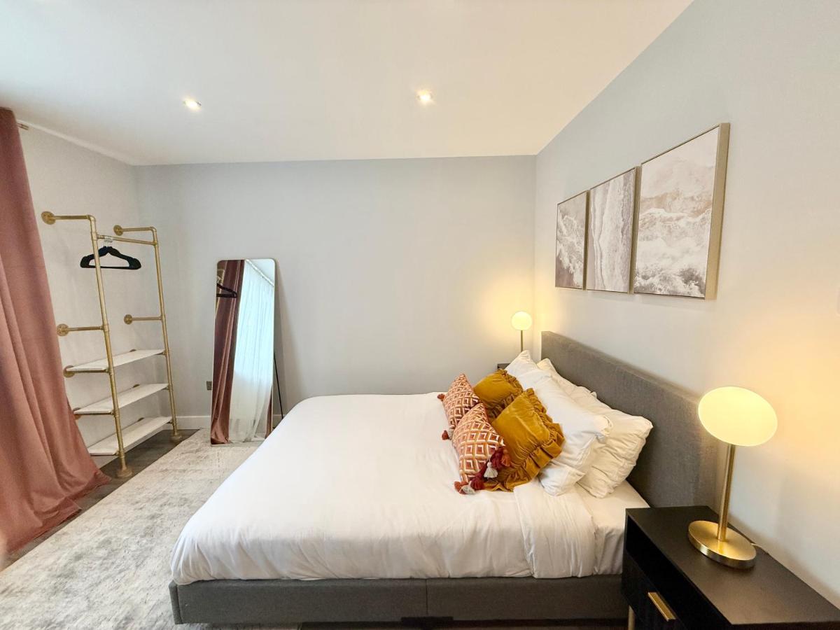 Stylish 2-Bed near Earl's Court Station - 4