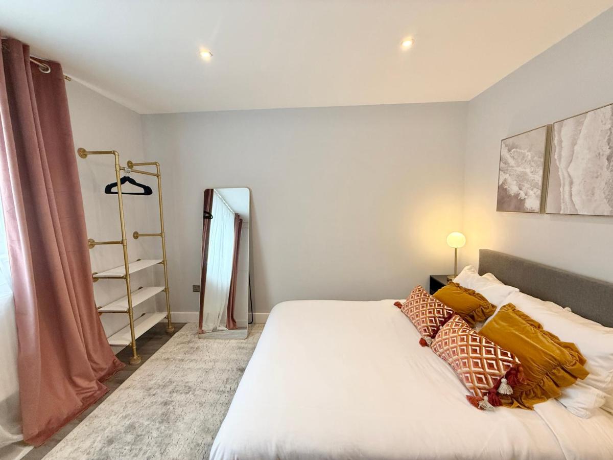 Stylish 2-Bed near Earl's Court Station - 3