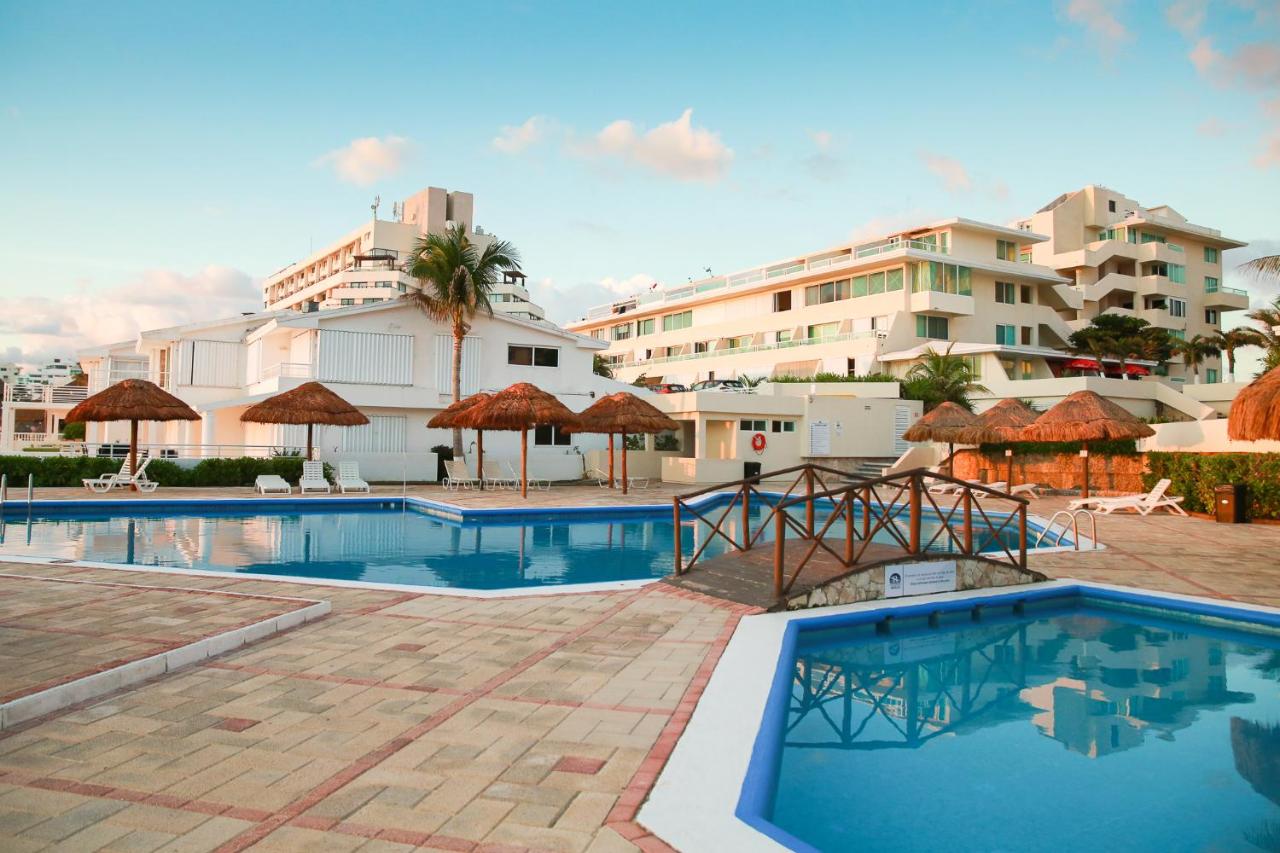Brisas Shores 07 Beachfront Condo, Pool and garden area, Zona Hotelera Cancun - 4