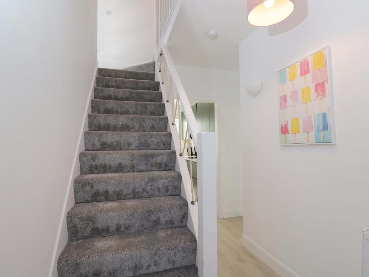 6 Newbridge Gardens - 2