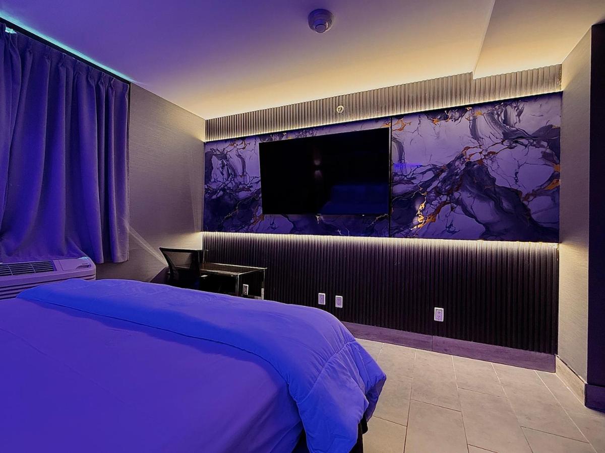 Umbrella Hotel Bronx - 2