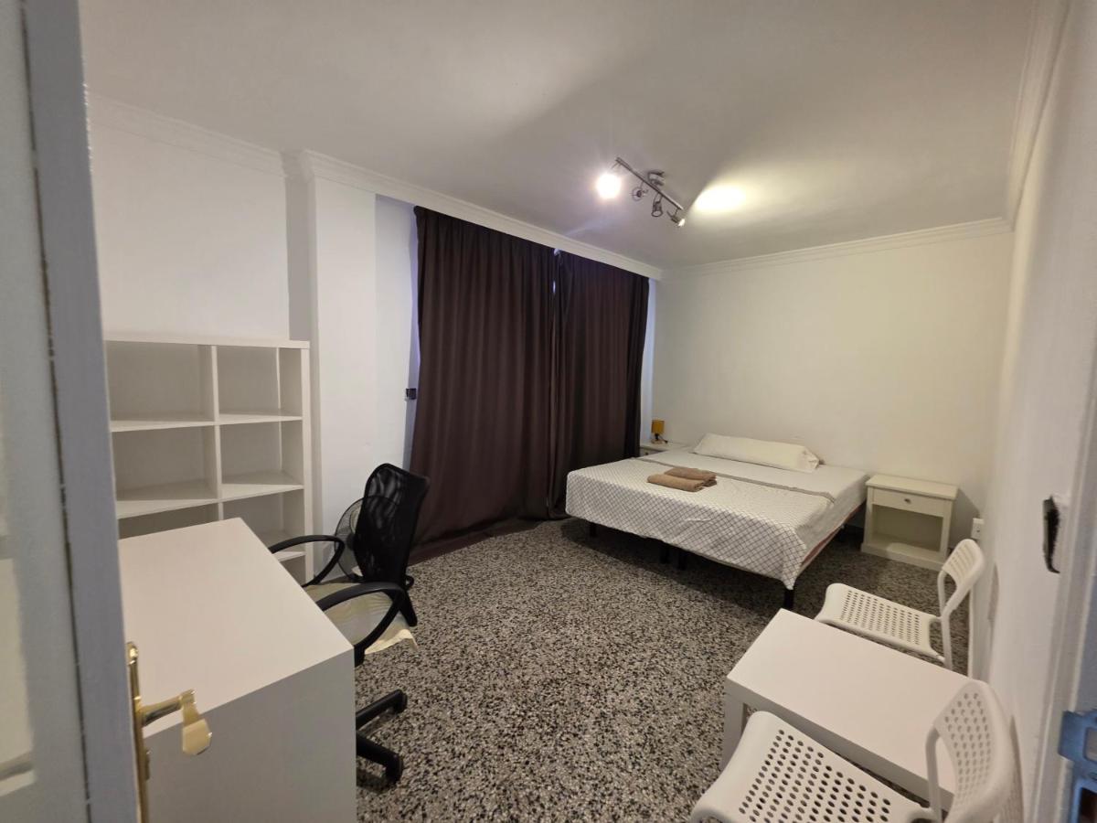 habitación privada preciosa centro malaga enfrente de la estación de tren María zambrano y dos centros comerciales y también cerca a la playa Wi-Fi la mejor zona de Málaga