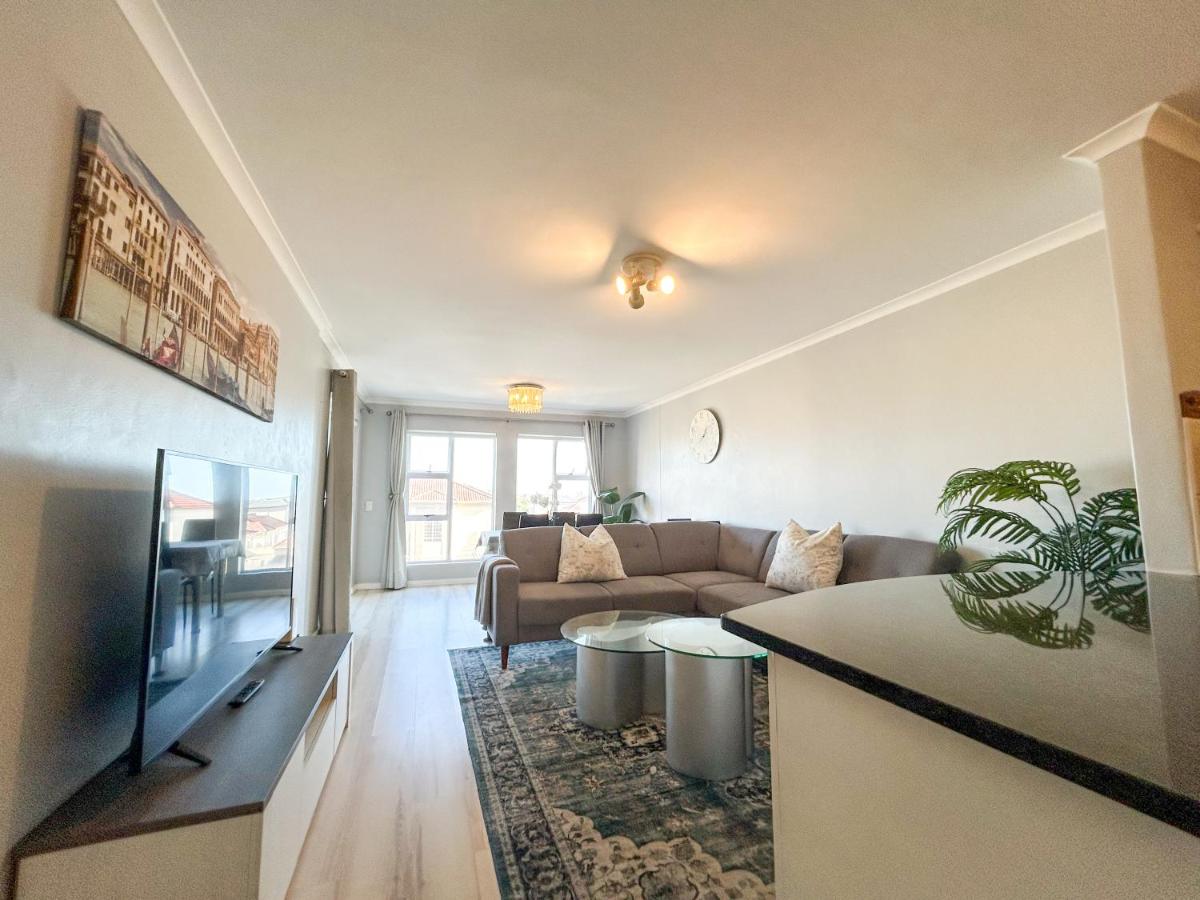 Century Hideaway with Mountain views, Security, FREE Parking - 2