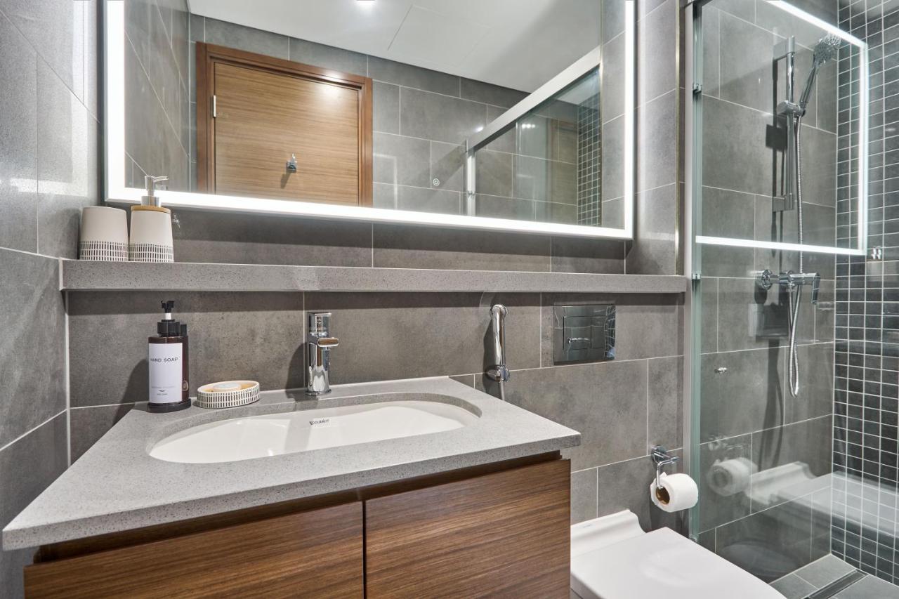 STAY BY LATINEM Luxury 1BR Holiday Home CB 0902 Near Burj Khalifa - 3