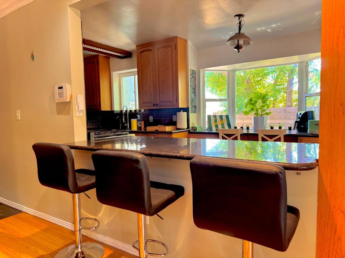 West LA - Family House & Private Yard - 10 mins from LAX & Beach - 5