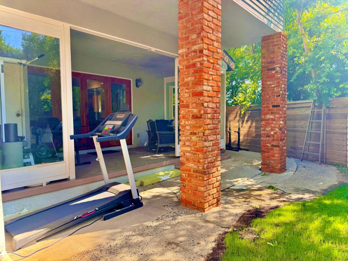 West LA - Family House & Private Yard - 10 mins from LAX & Beach - 3