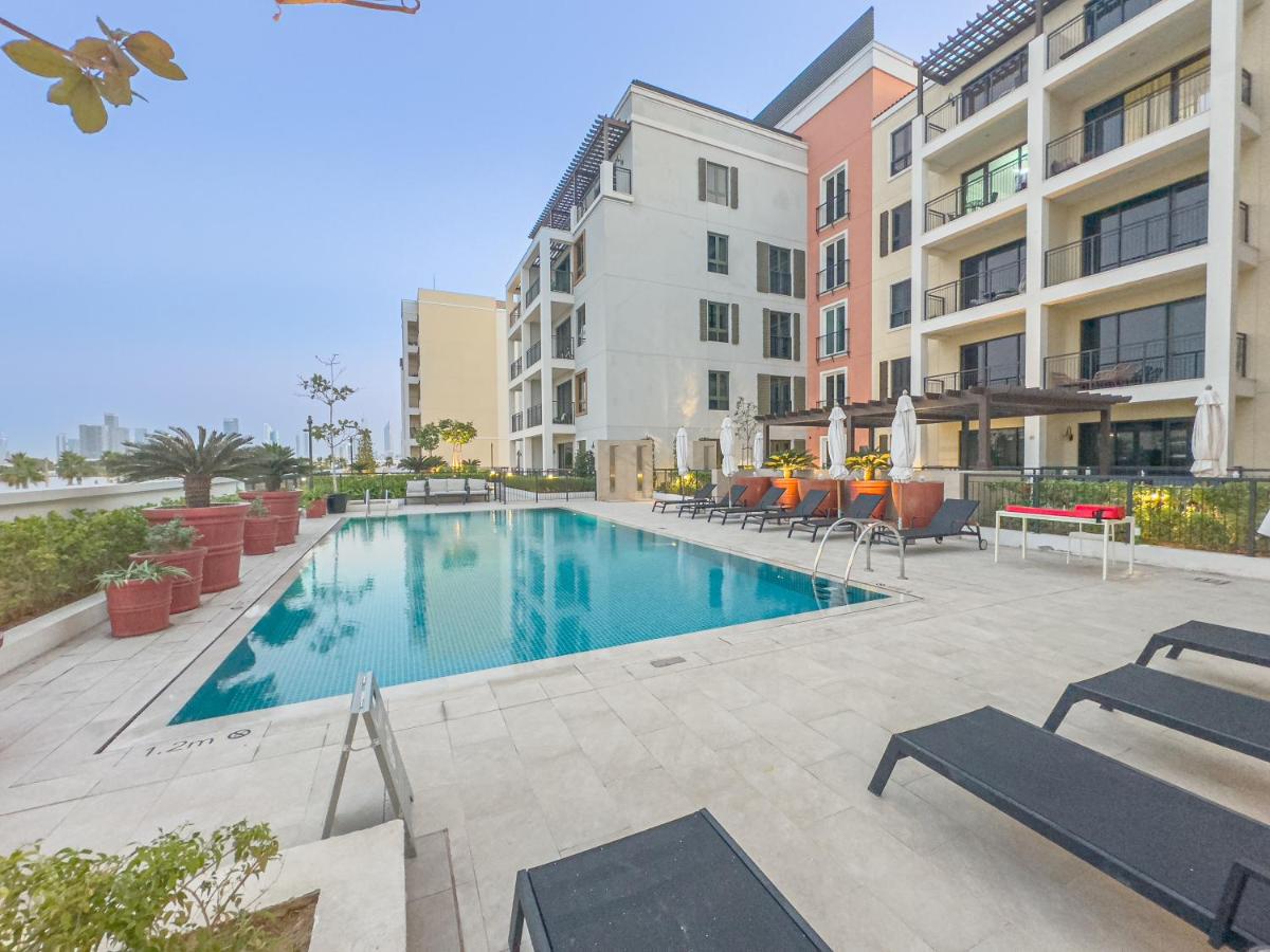 Escape24 Luxury 2BR Sea View with Beach Access in La Mer - 4