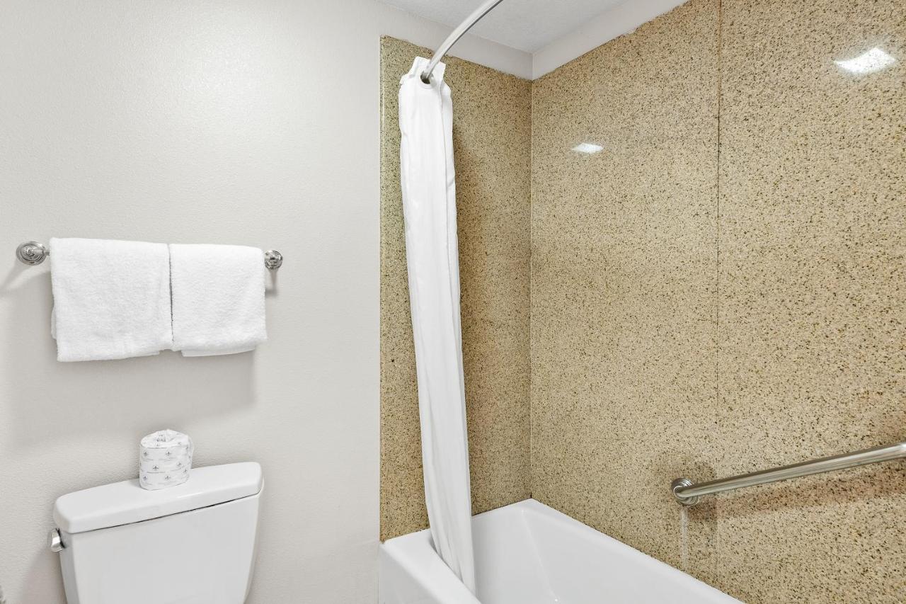 Vagabond Inn Whittier — photo 19