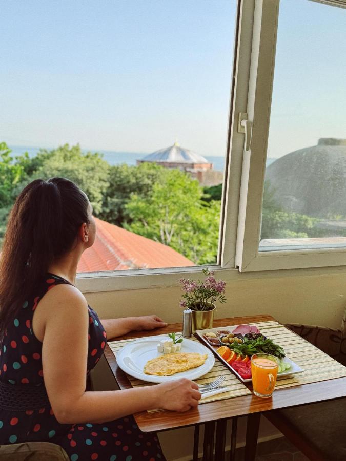 BACHOS HOTEL SULTANAHMET enjoy breakfast and dinner on the terrace with sea view