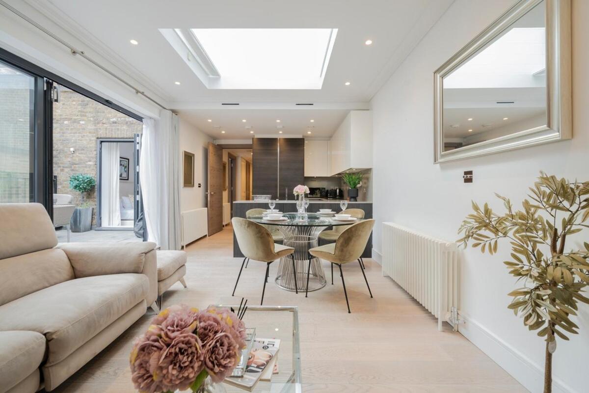 Mayfair's Luxurious Gem with Terrace