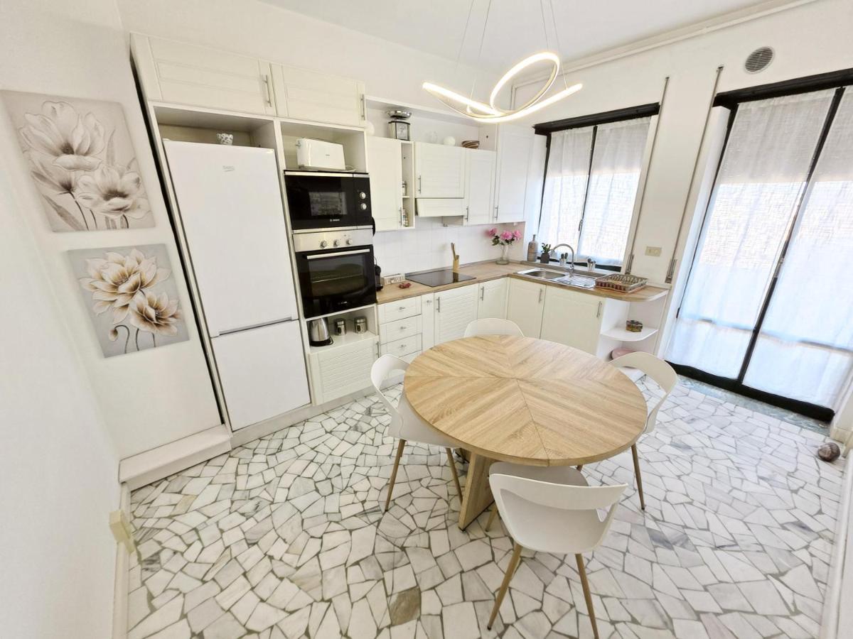 Poerio 7th Floor Jacuzzi Bath Apartment - 2