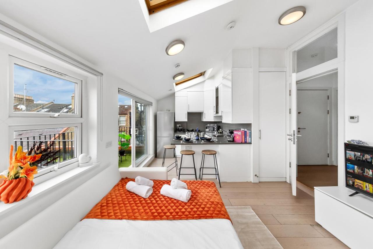 Charming Kensington Retreat - 2