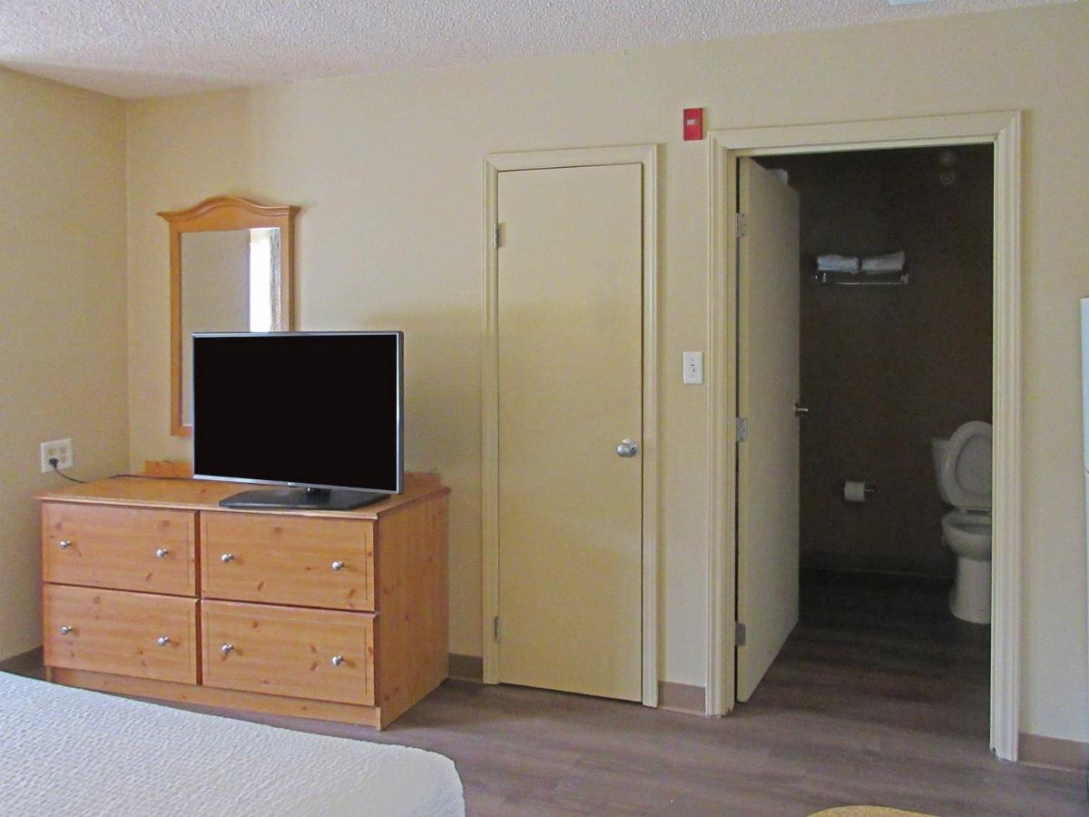 City Studios Inn and Suites — photo 15