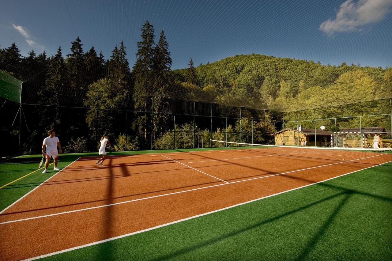 Tennis court: Hotel Clermont