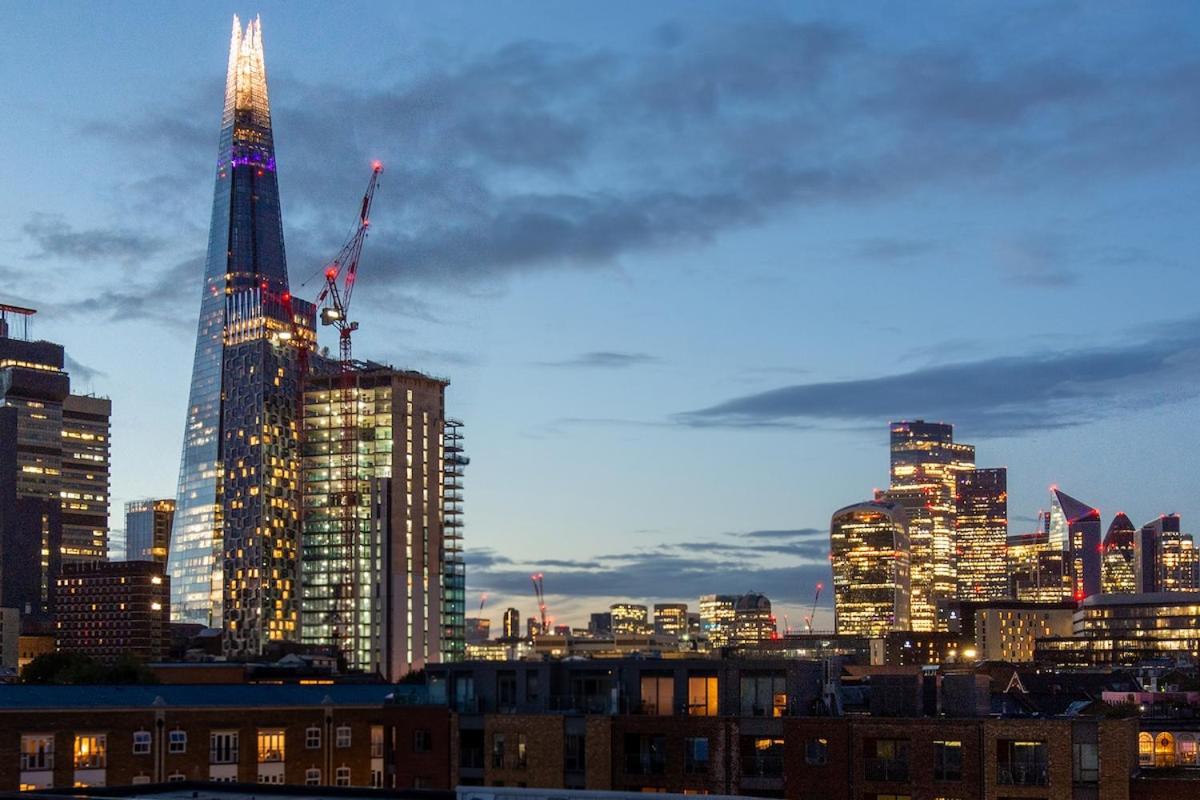 Amanah Properties - Stylish 3-Bedroom Skyline Apartment Near London Bridge
