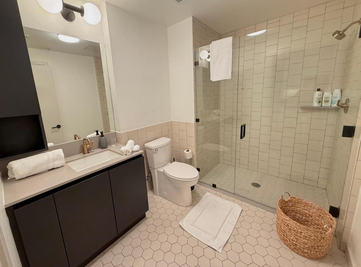 Hollywood Luxury Retreat I Pool Views I Jacuzzi I Fitness Center I Free Parking! - 2