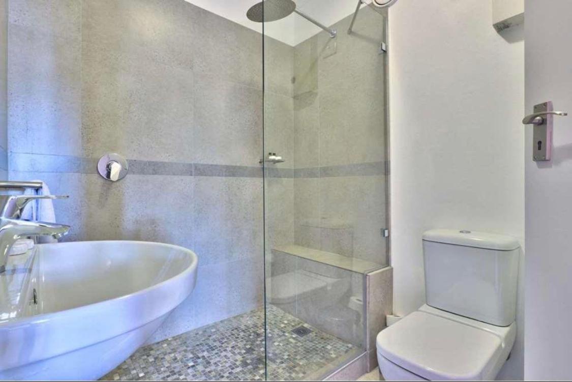 Modern 2 Bedroom Apartment Heart of Cape Town CBD - 3