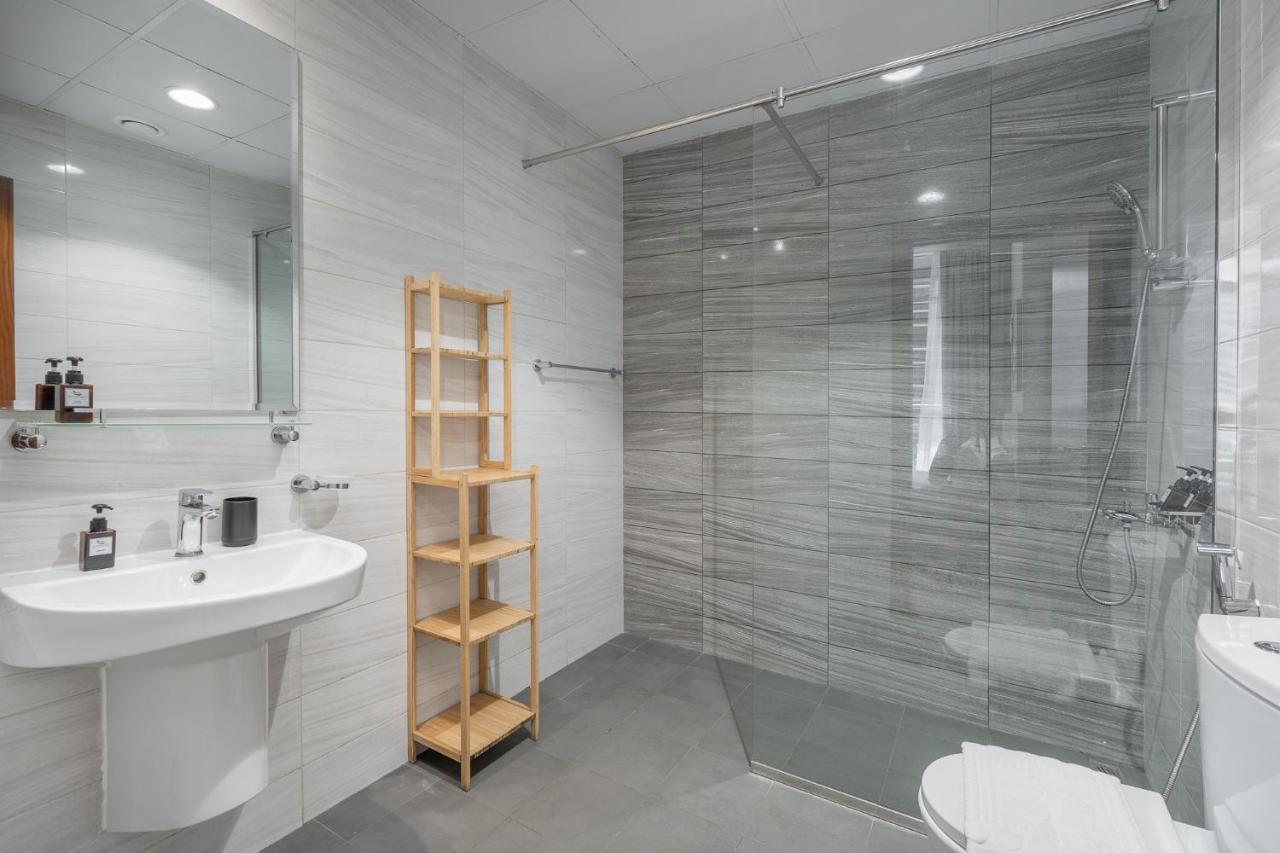 Heaven Crest Vacation Homes Downtown - 3 Bedroom Suites 2 minute walk to Dubai Mall and Burj Khalifa - 3