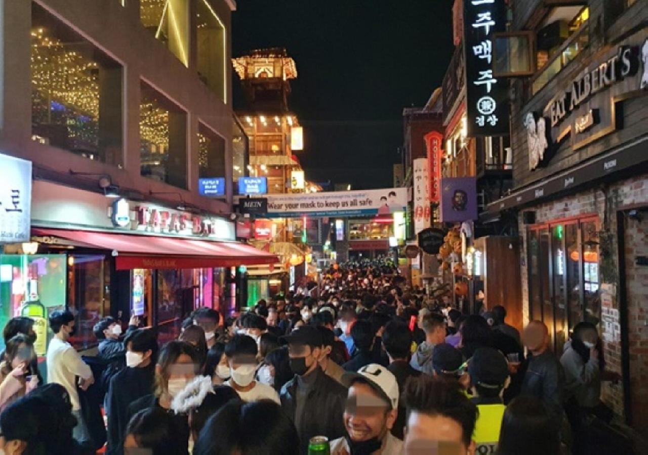 1 minute from Hongdae Entrance Station #4 beds #hotel bedding #Hongdae main street #famous restaurants #luggage storage #popular accommodation #3 rooms - 5