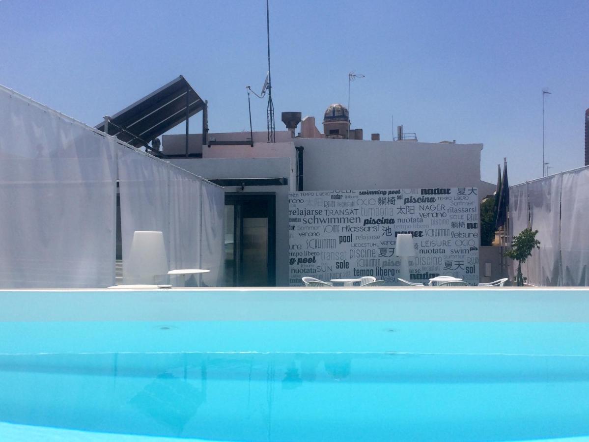 Rooftop swimming pool: Hotel AACR Museo