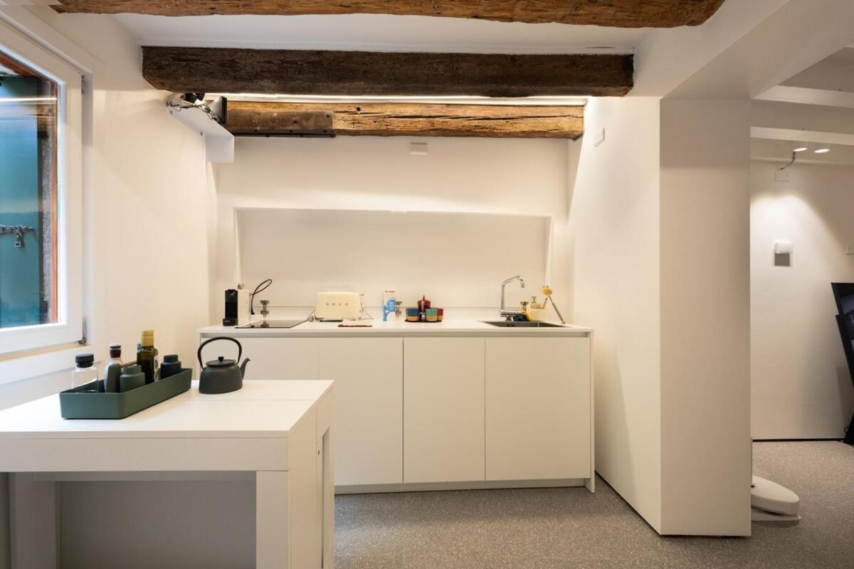 Private Courtyard Peggy Cozy Venice Apartment - 2