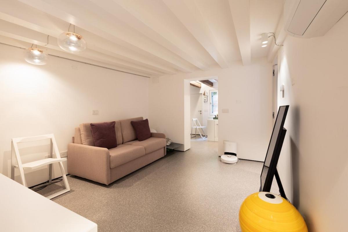 Private Courtyard Peggy Cozy Venice Apartment - 3