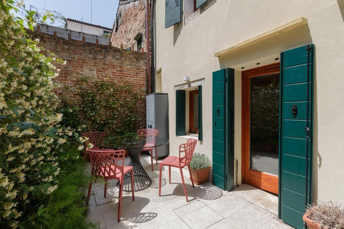 Private Courtyard Peggy Cozy Venice Apartment - 5