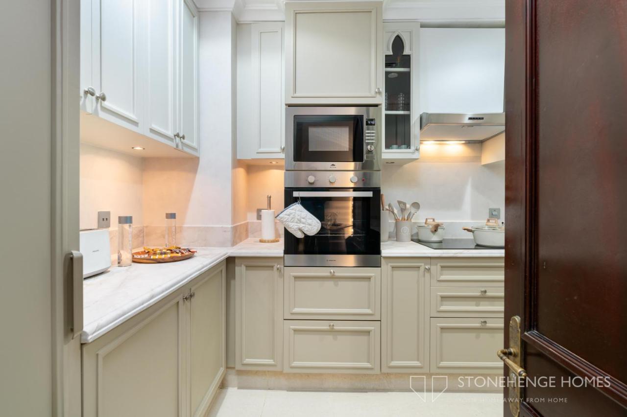 Chic 1BR Apartment in Downtown Dubai Steps Away from Burj Khalifa & Dubai Mall - 5