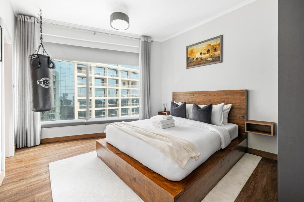 Luxury 1BR with Workspace Next To Dubai Mall - 2