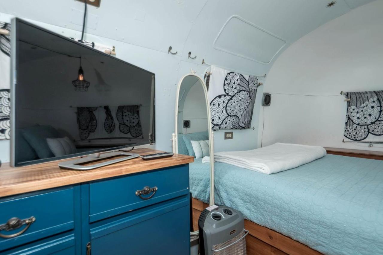 Sleek Retro Airstream Rental for Glamping for Two near Downtown Austin - 4