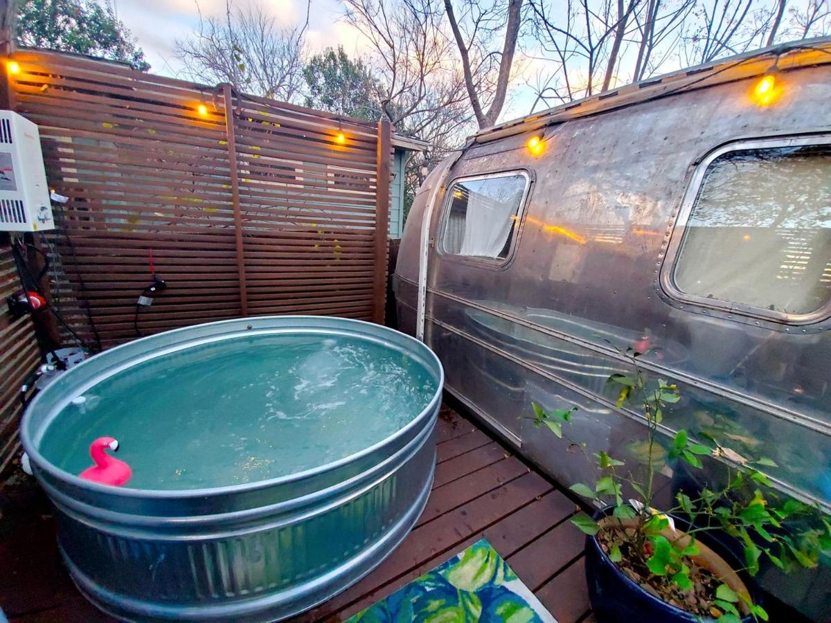 Sleek Retro Airstream Rental for Glamping for Two near Downtown Austin - 5